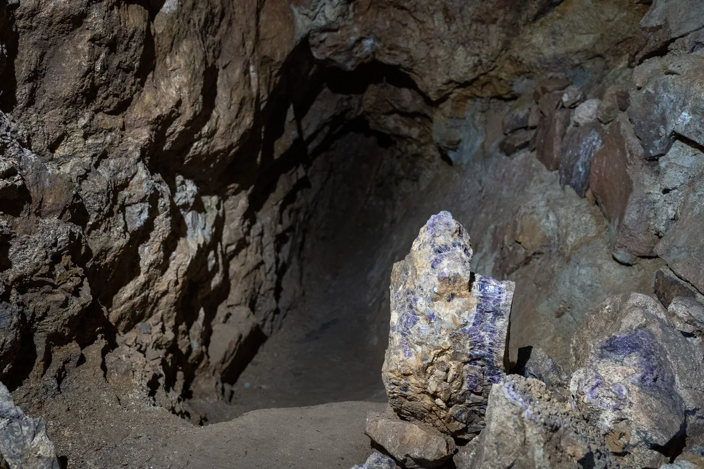 Galerie de mine où l'améthyste est extraite de la roche